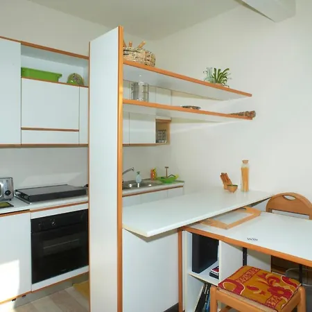 Cozy Nest アパート コモ